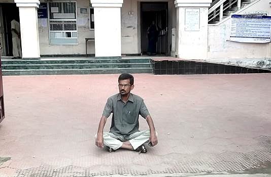 நகராட்சி அலுவலகம் முன்பு கவுன்சிலர் தர்ணா